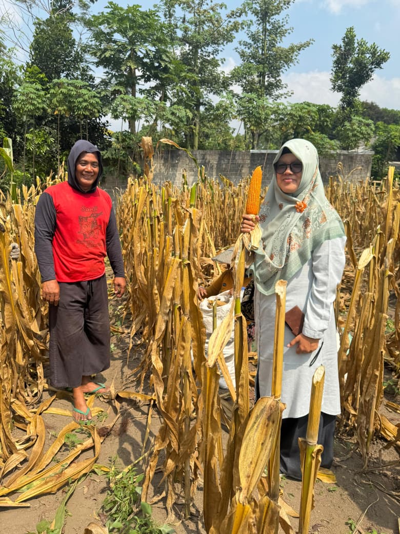 Anggota DPRD Kabupaten Kediri Reni Ramawati datangi petani di beberapa titik di Hari Tani Nasional.