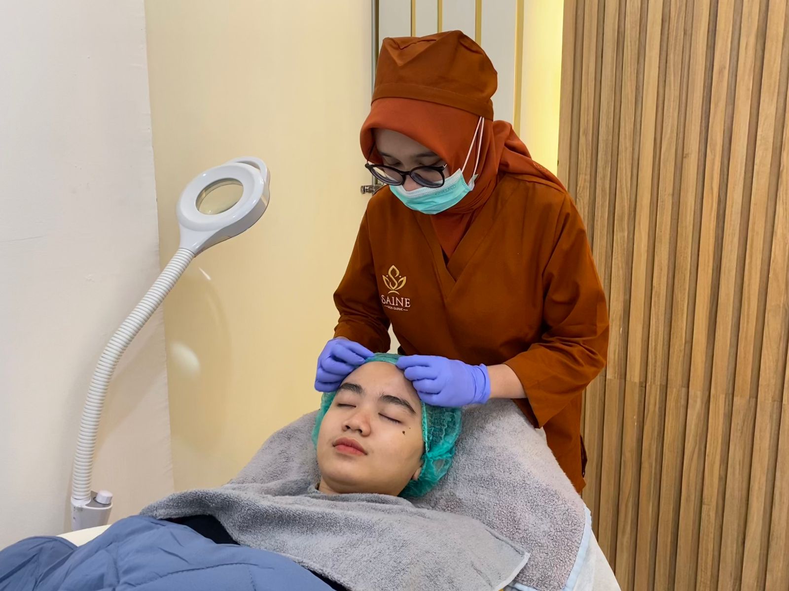 Facial di klinik kecantikan