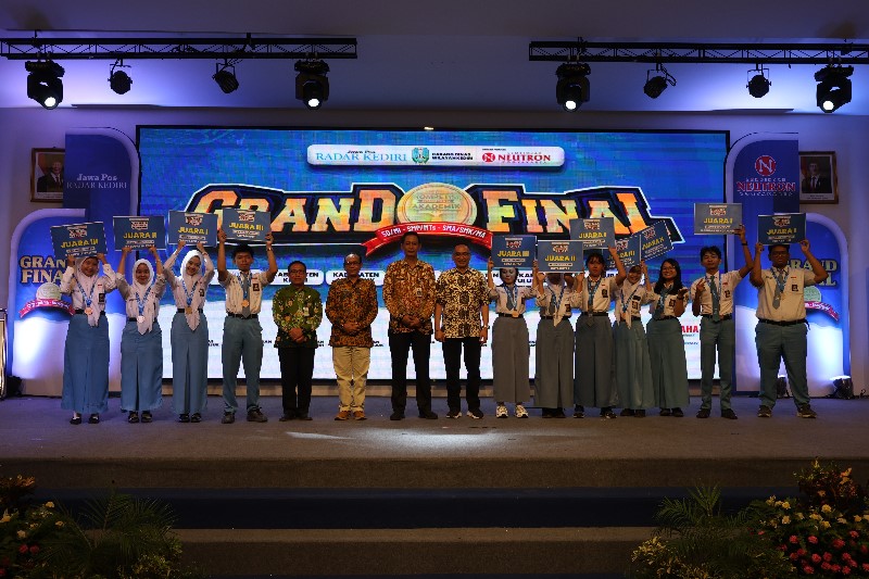 Direktur JP Radar Kediri Kurniawan Muhammad (tengah), Asisten Perekonomian dan Pembangunan Pemkot Kediri Hery Purnomo (7 dari kiri),  perwakilan Kacabdisdik Kediri dan Nganjuk, bersama pemenang KKA.