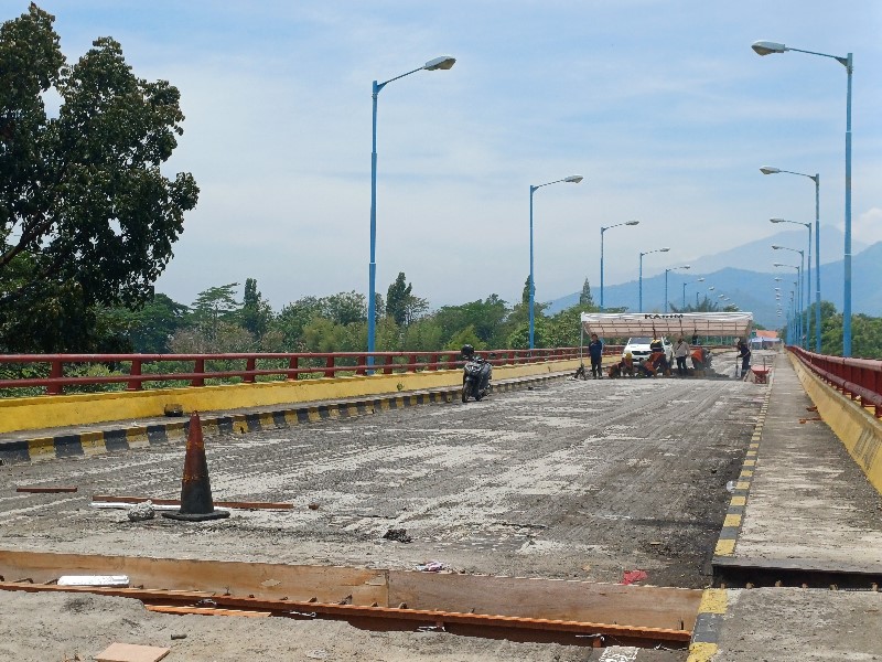 Sejumlah pekerja melanjutkan perbaikan Jembatan Semampir yang dijadwalkan berlangsung hingga November mendatang.