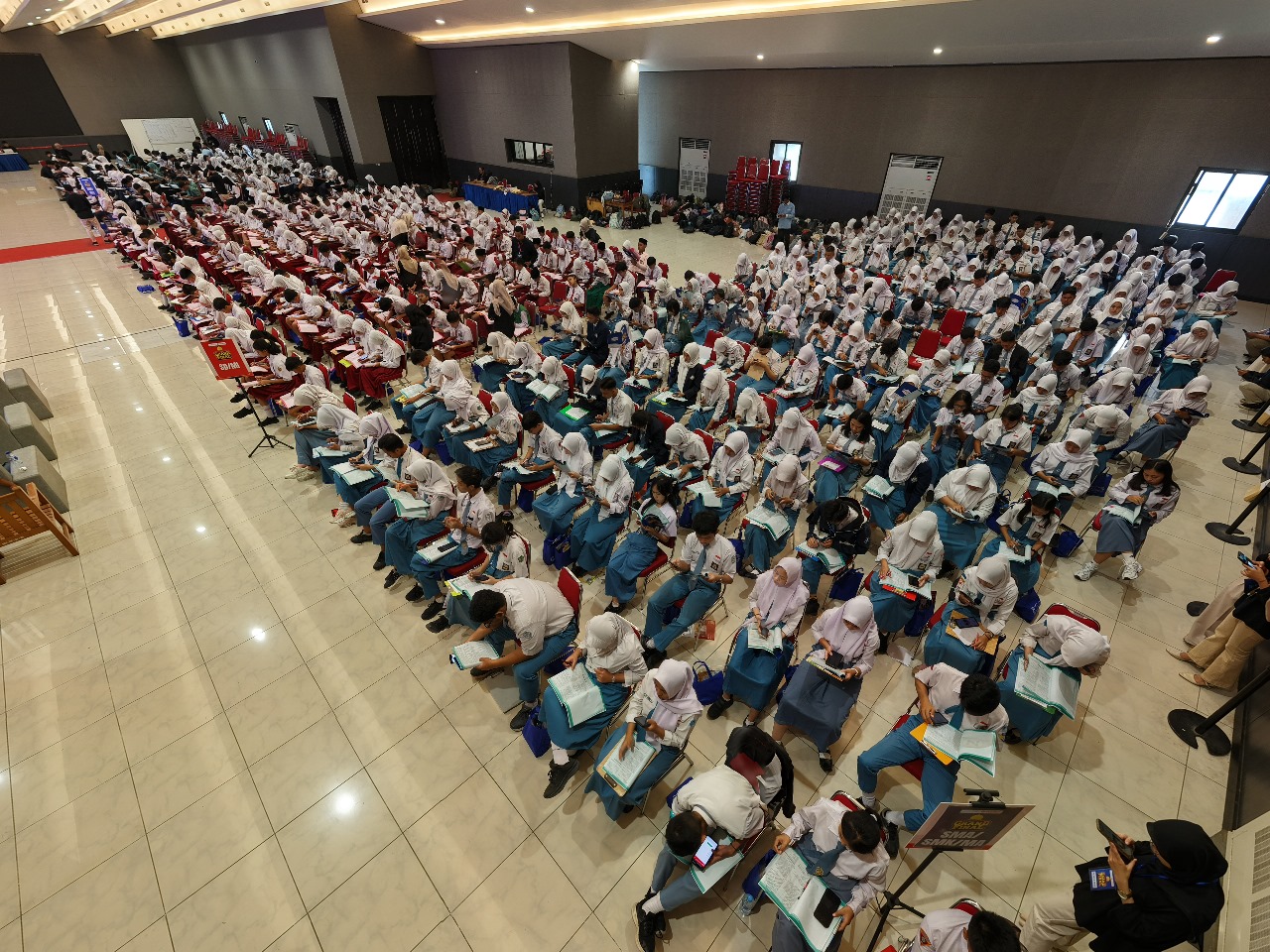 Para peserta final KKA 2025 sedang mengerjakan soal.