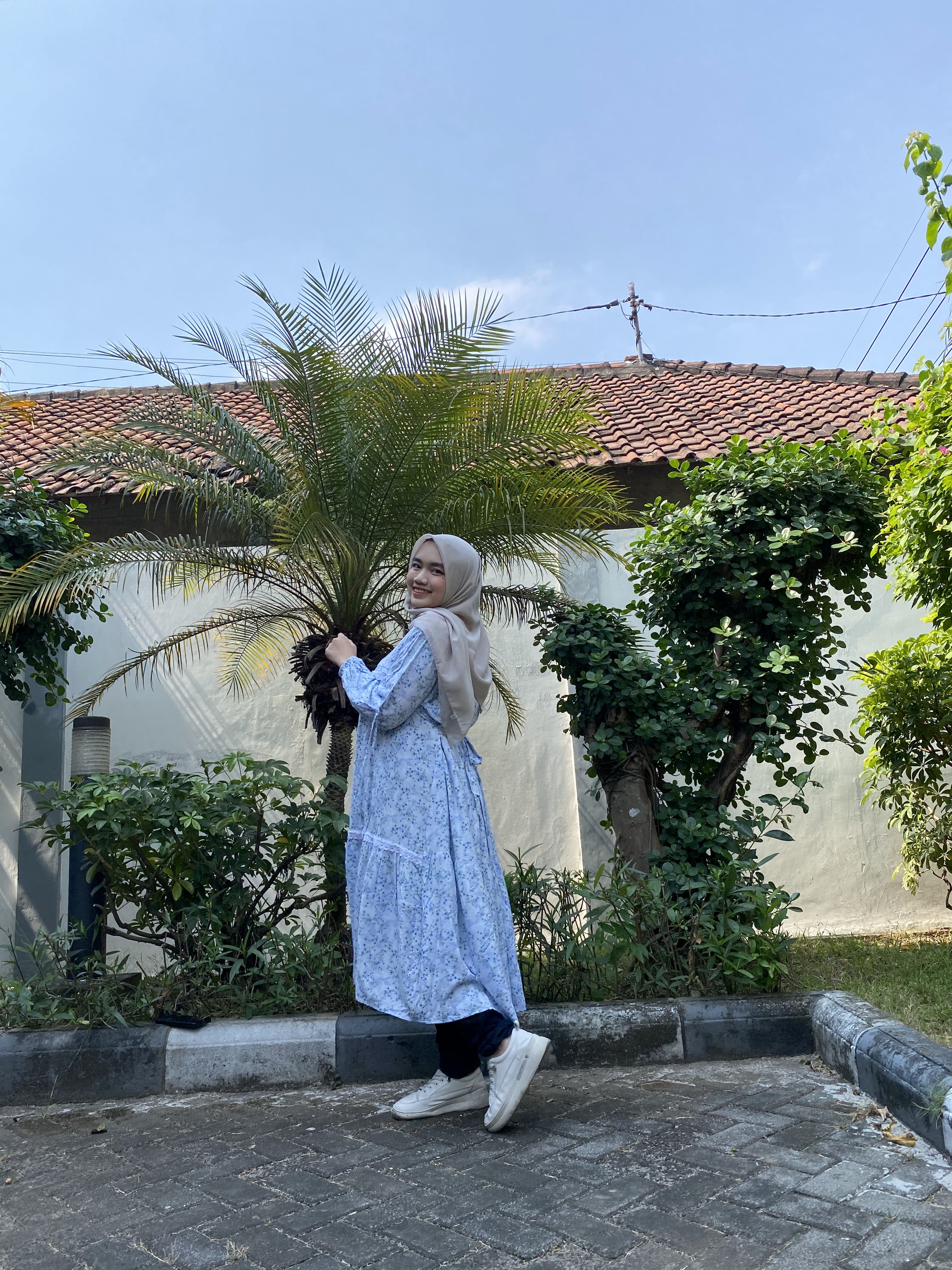 TRENDI: Baju midi dress yang pas dipakai dimana saja.