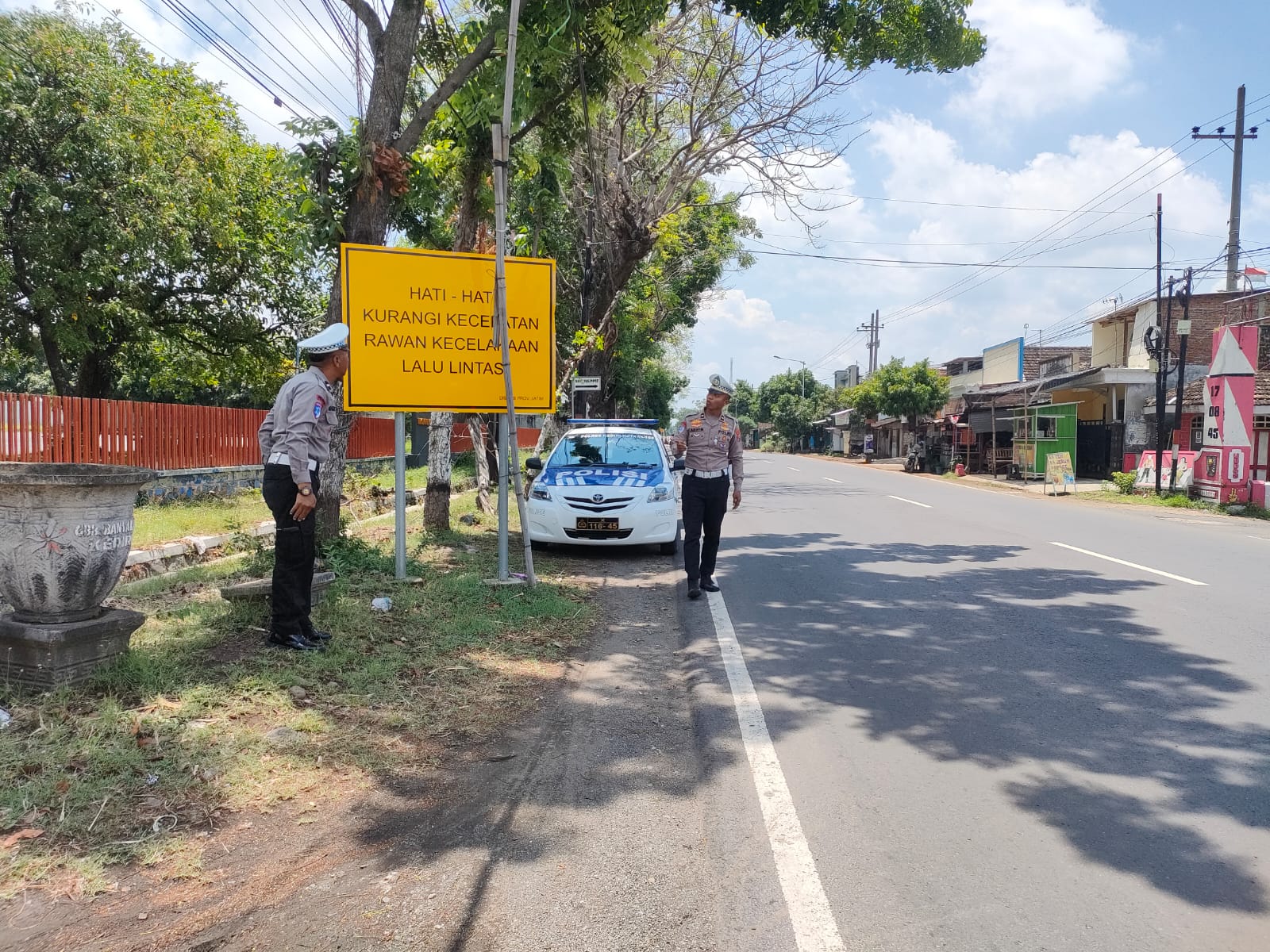 Polisi memeriksa titik blackspot.
