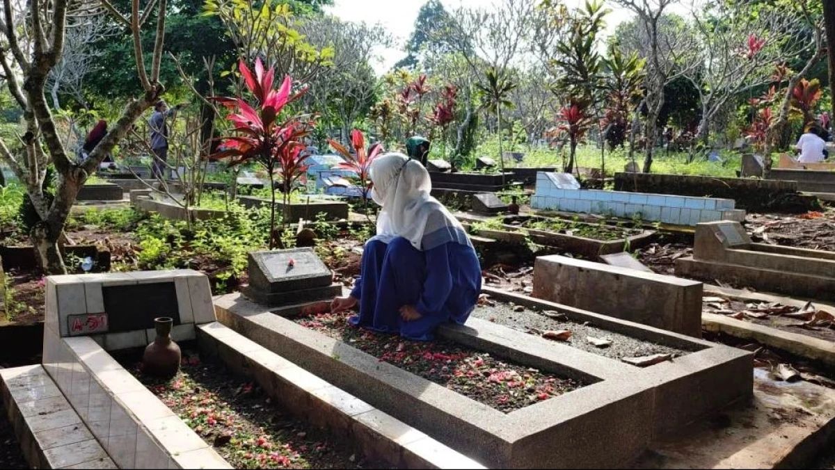 Ilustrasi wanita berziarah ke makam.