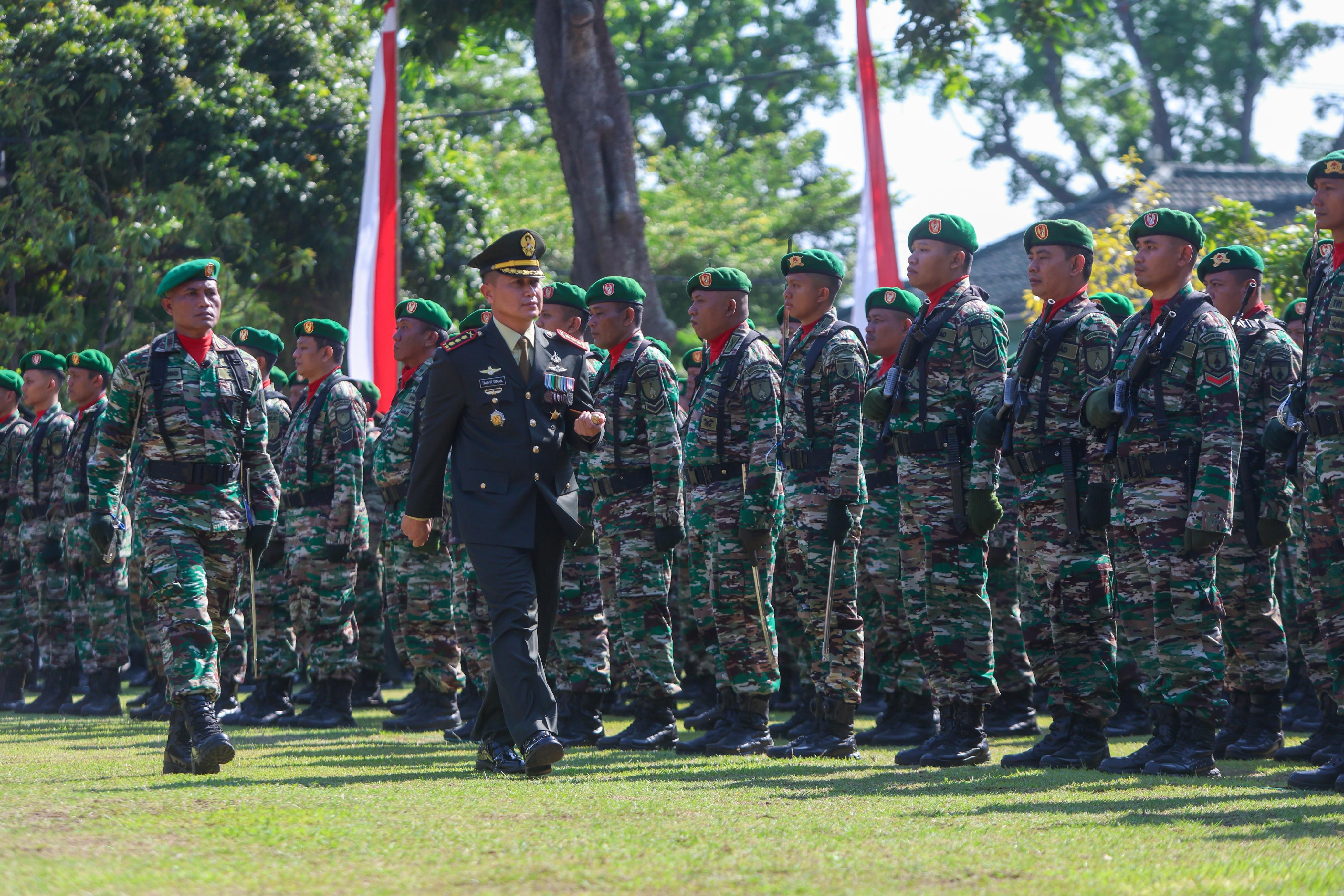 Suasana upacara HUT ke-80 TNI di Kediri.
