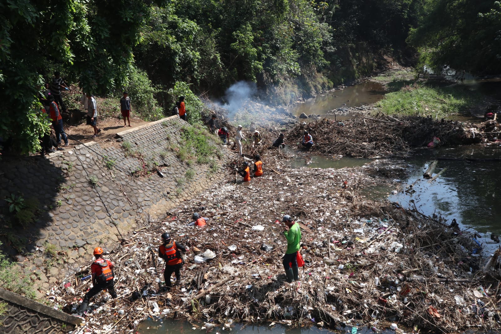 Ratusan relawan membersihkan sungai Kedak Kediri.