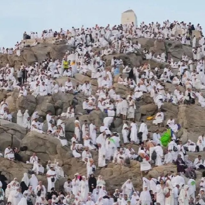 Wukuf di arafah saat ibadah haji.