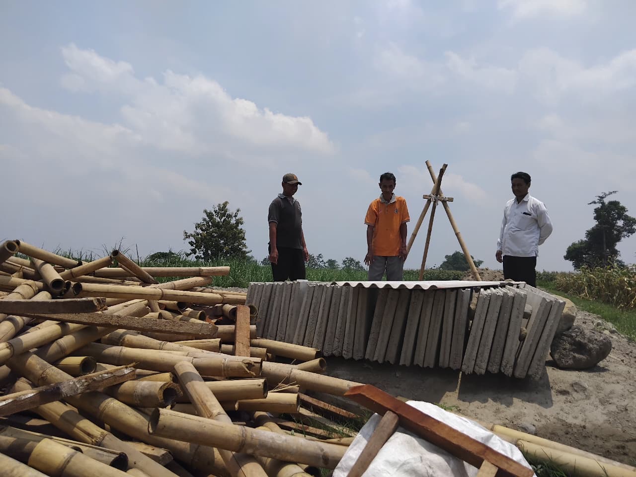 Pengurus Bumdes cek lokasi area pemusnah sampah ramah lingkungan (Diana Yunita Sari)
