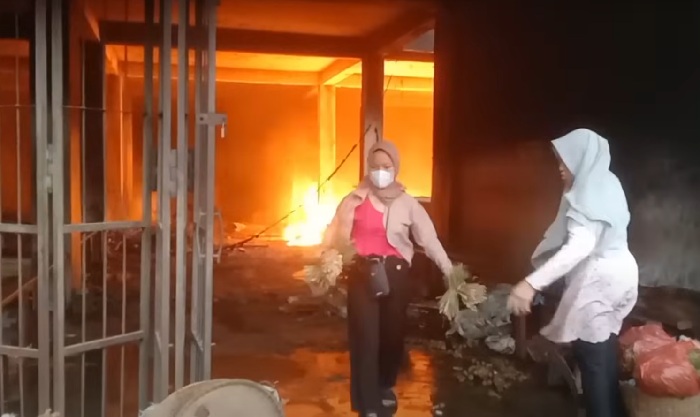 Pedagang Pasar Wonogiri menyelamatkan dagangannya