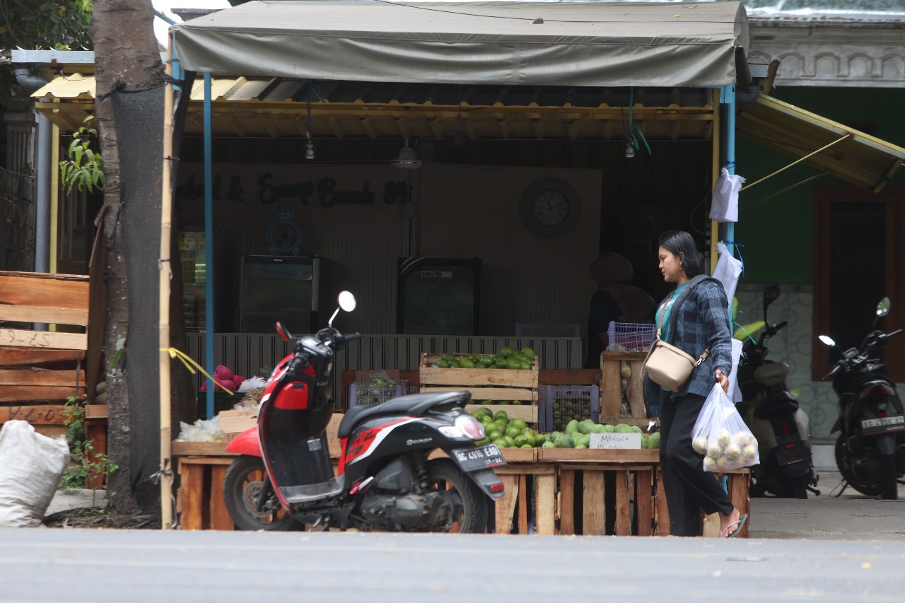 Warga belanja menggunakan plastik sekali pakai. Pemkab Kediri akan hentikan penggunaan plastik tersebut.