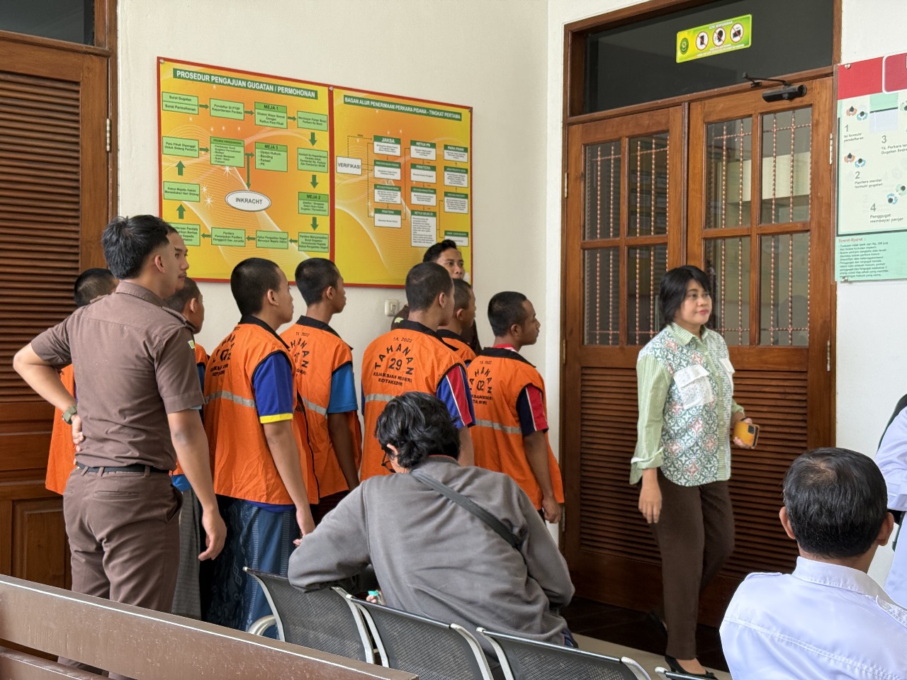 Sembilan terdakwa kasus perusakan dan penjarahan kantor di Kota Kediri bersiap mengikuti persidangan tertutup dengan agenda vonis di PN Kota Kediri (6/10).