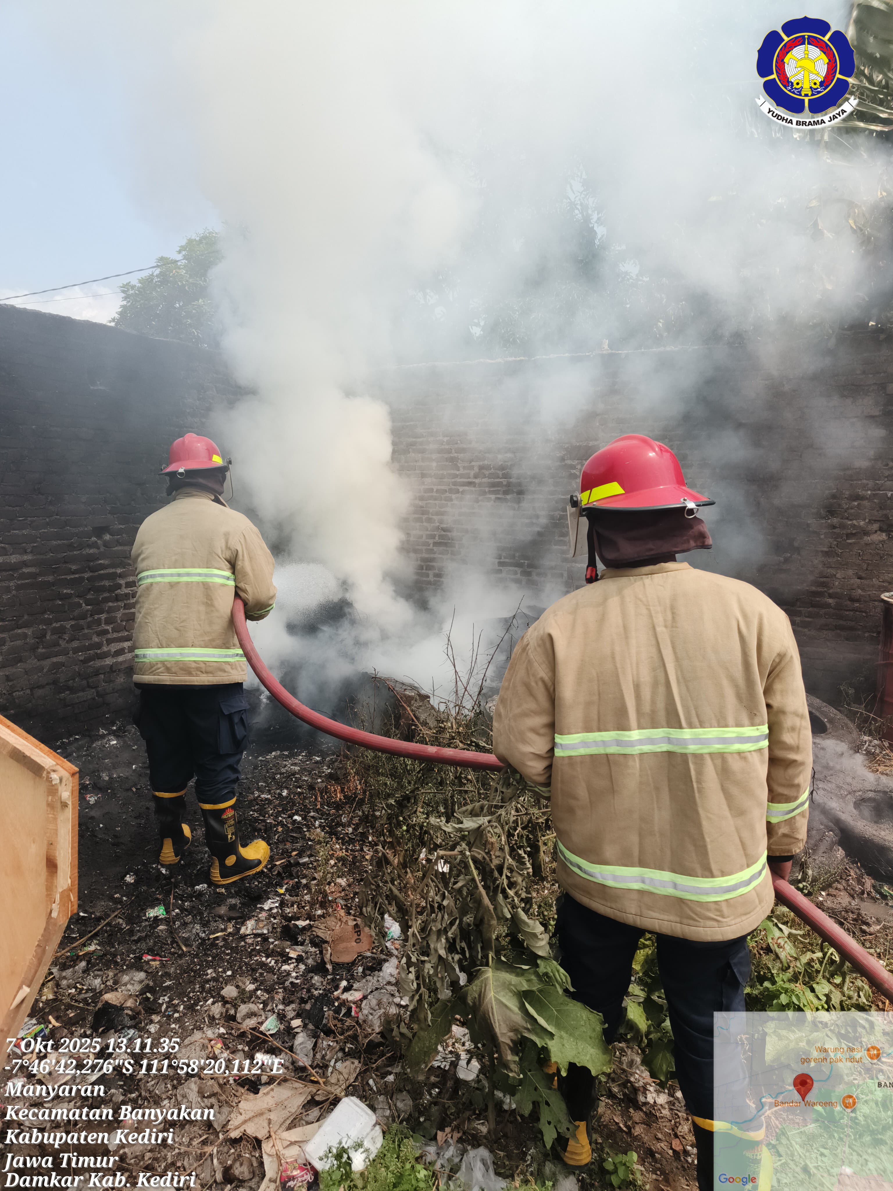 Petugas memadamkan kobaran api.