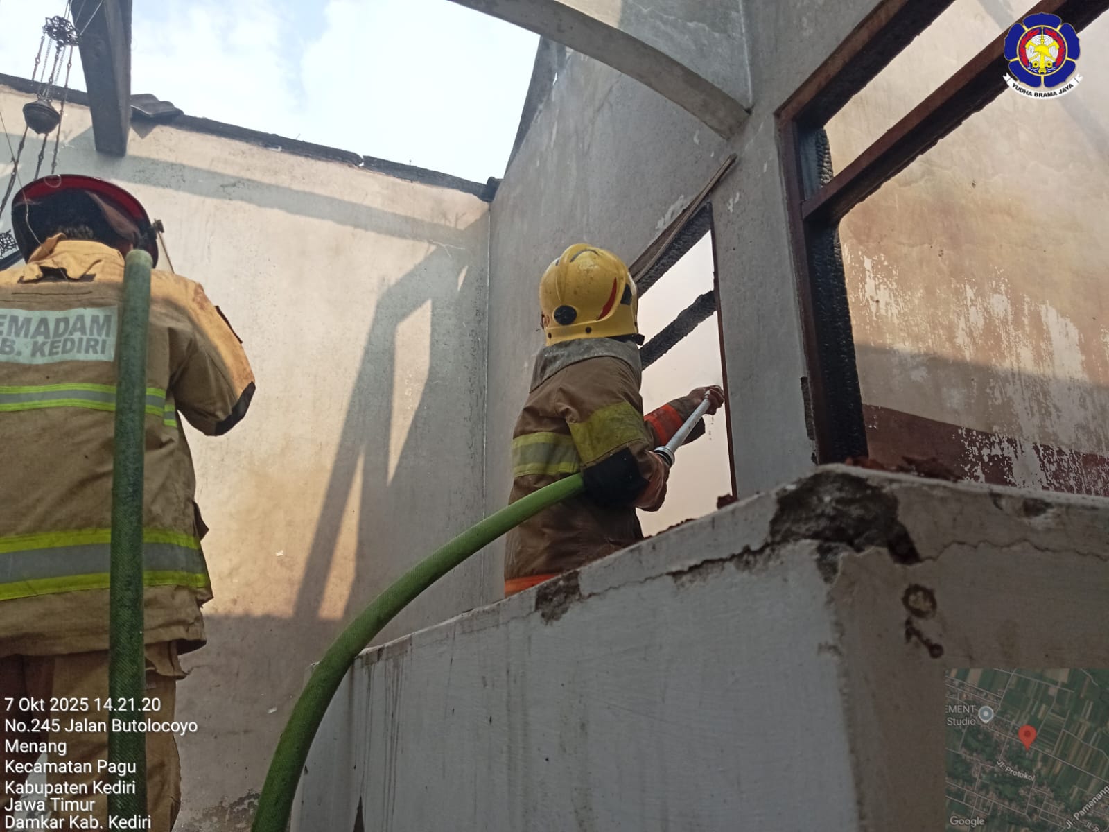 Petugas memadamkan api di rumah warga.
