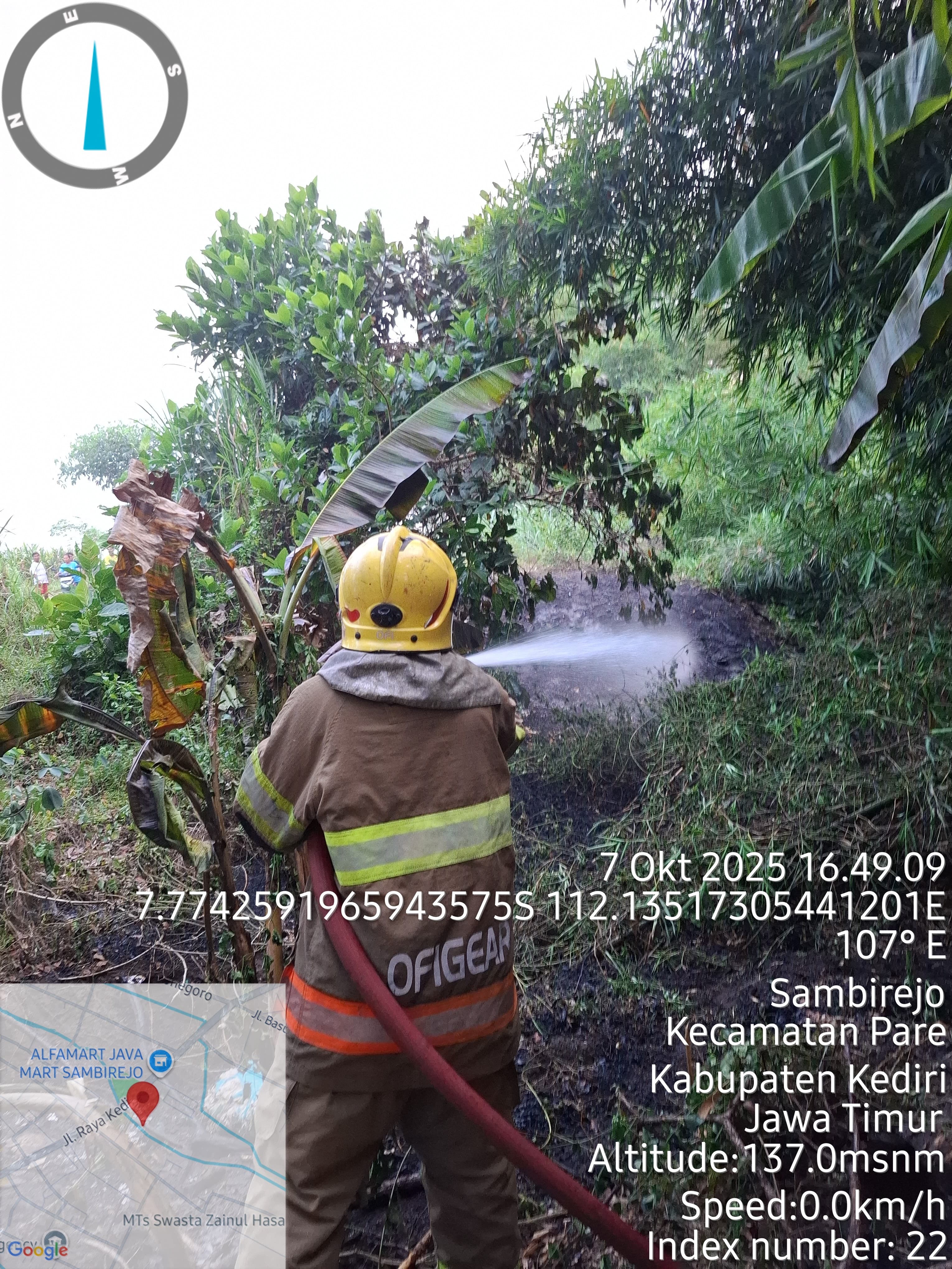 Petugas memadamkan api di lahan bambu.