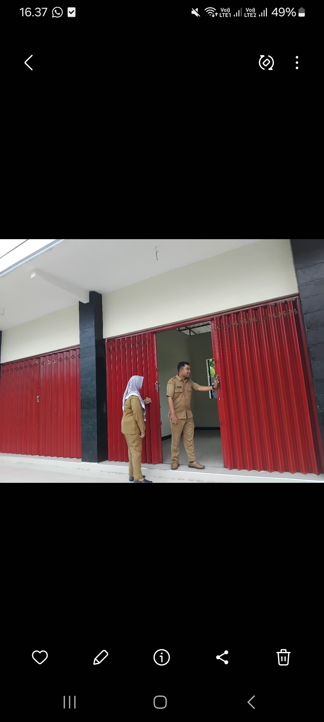 Perangkat desa mengecek bangunan baru Gedung Bumdes Langenharjo (Diana Yunita Sari)