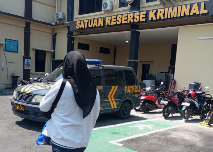Korban saat mendatangi Mapolres Kediri Kota.