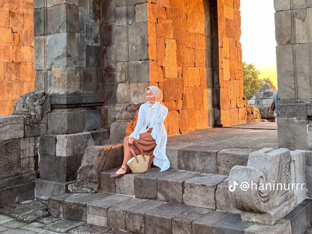 Panorama bangunan Keraton Ratu Boko yang indah berdamping senja. (Foto: TikTok.com/@haninurrr)