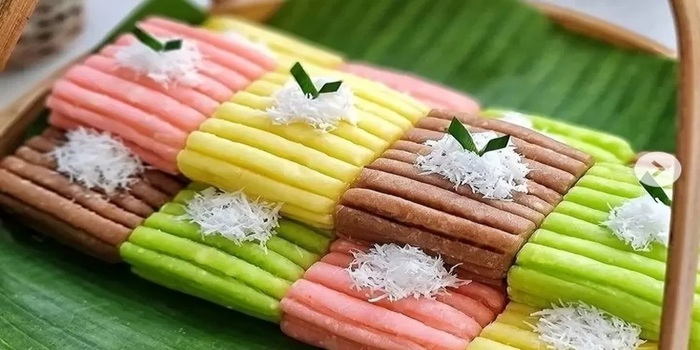 Gethuk warna-warni legit dengan taburan kelapa parut