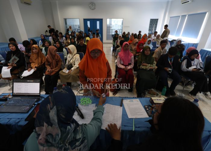 UNDI NOMOR URUT: Perwakilan peserta yang mengikuti technical meeting lomba School Contest XVII GenZverse 2025, di Brantas Room Jawa Pos Radar Kediri mengambil balot untuk menentukan nomor urut.