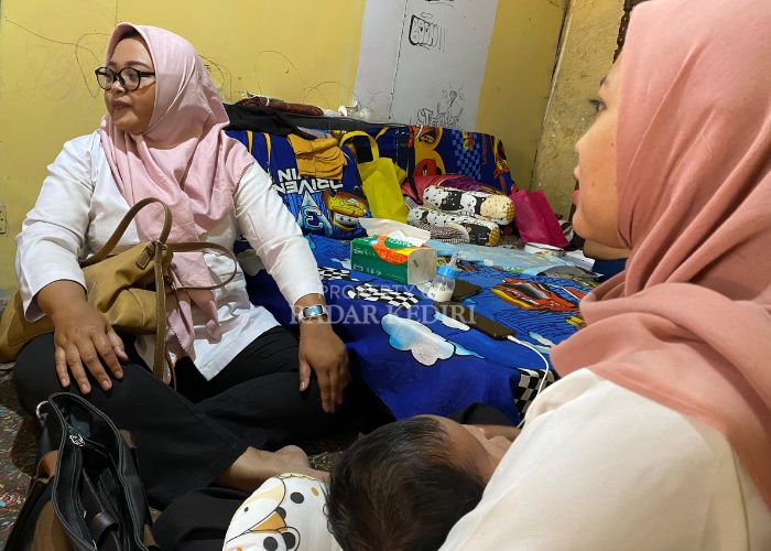 PENDAMPINGAN: Tim DP3AP2KB Pemkot Kediri mengunjungi remaja asal Kecamatan Mojoroto yang menjadi korban perkosaan.