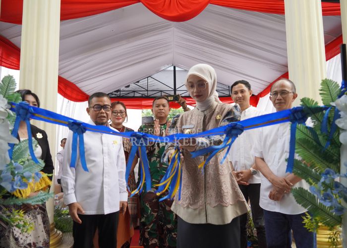SIMBOLIS: Wali Kota Vinanda memotong pita tanda peresmian kantor baru Kadin Kota Kediri.