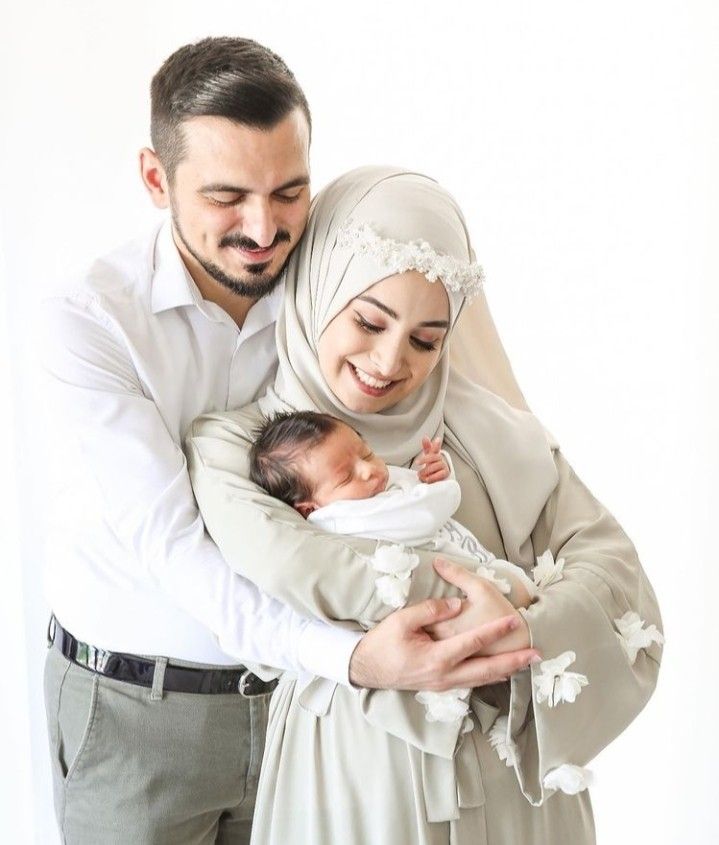 Ilustrasi amalan memperbanyak baca Alquran dan berdzikir saat istri hamil.
