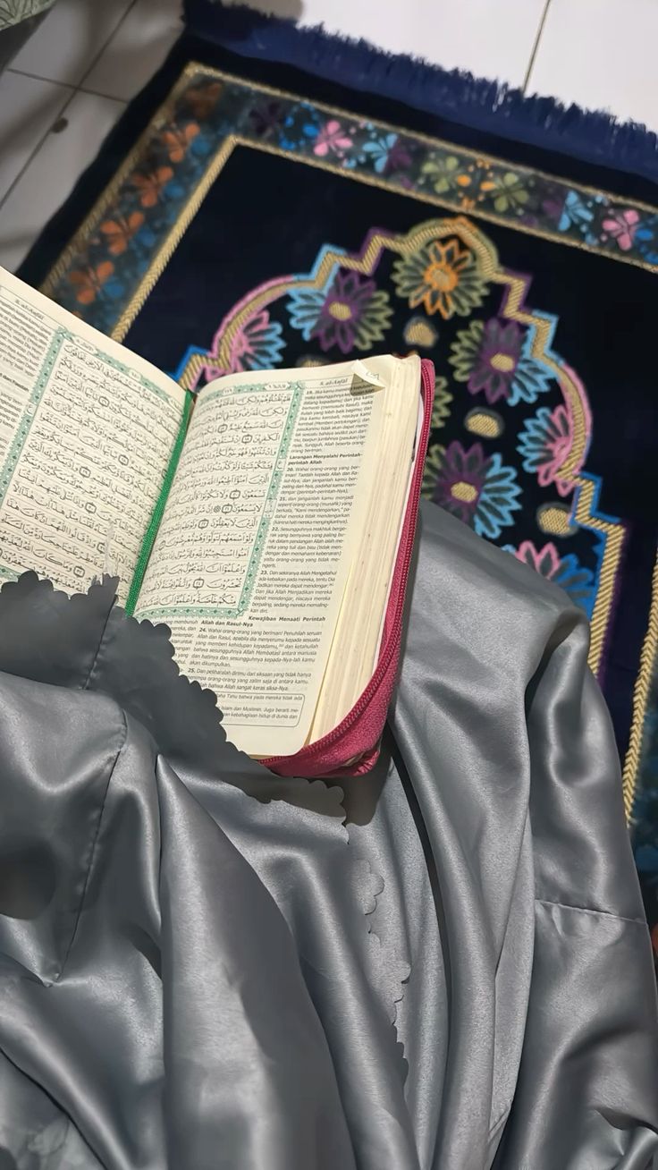 Ilustrasi amalan memperbanyak baca Alquran dan berdzikir saat istri hamil.