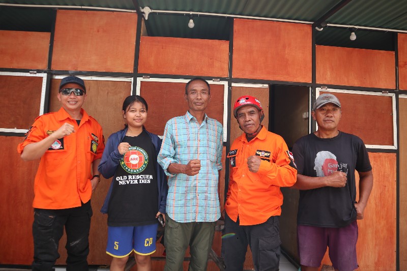 Relawan asal Kediri yang terlibat dalam proses penyelamatan korban ambruknya gedung ponpes di Sidoarjo.
