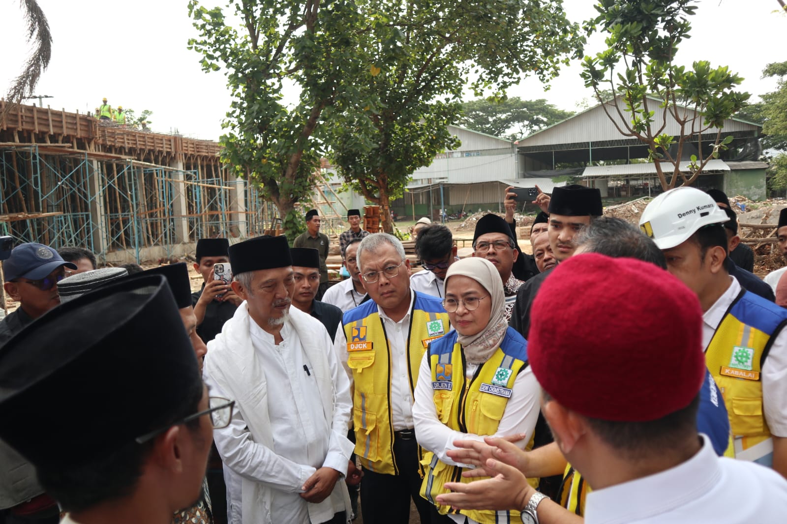 Jajaran Ditjen Cipta Karya KemenPU mengecek dan memberi rekomendasi teknis ke pengasuh Ponpes Lirboyo Kediri KH Abdullah Kafabihi Mahrus.