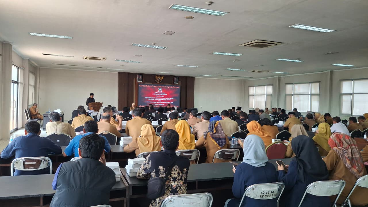 RAPAT PARIPURNA: Peserta mendengarkan penyampaian pandangan umum fraksi.