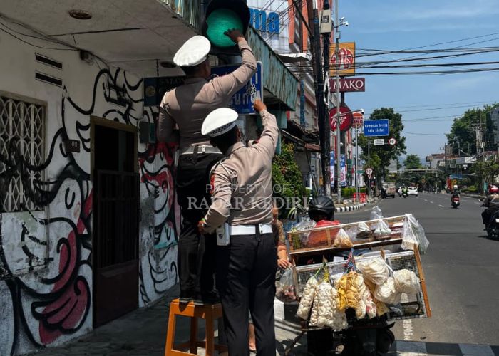 Petugas Satlantas mengecek TL perempatan Jalan Hayam Wuruk.