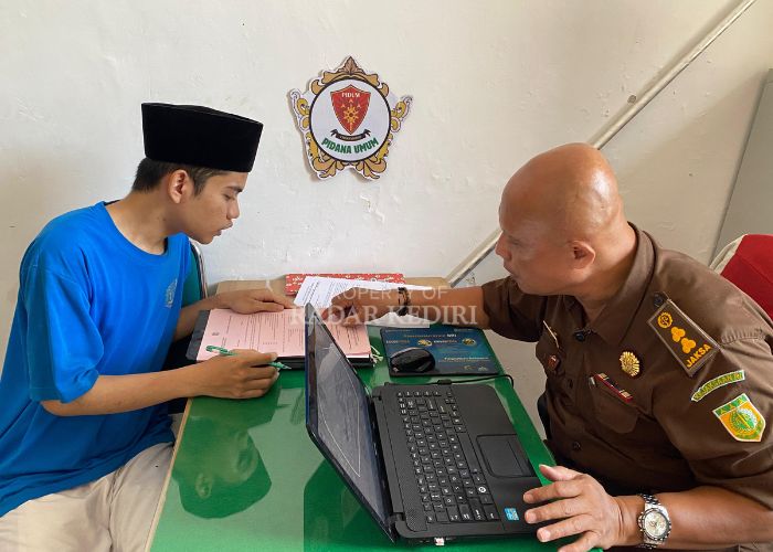 Jaksa Ichwan (kanan) memeriksa tersangka.
