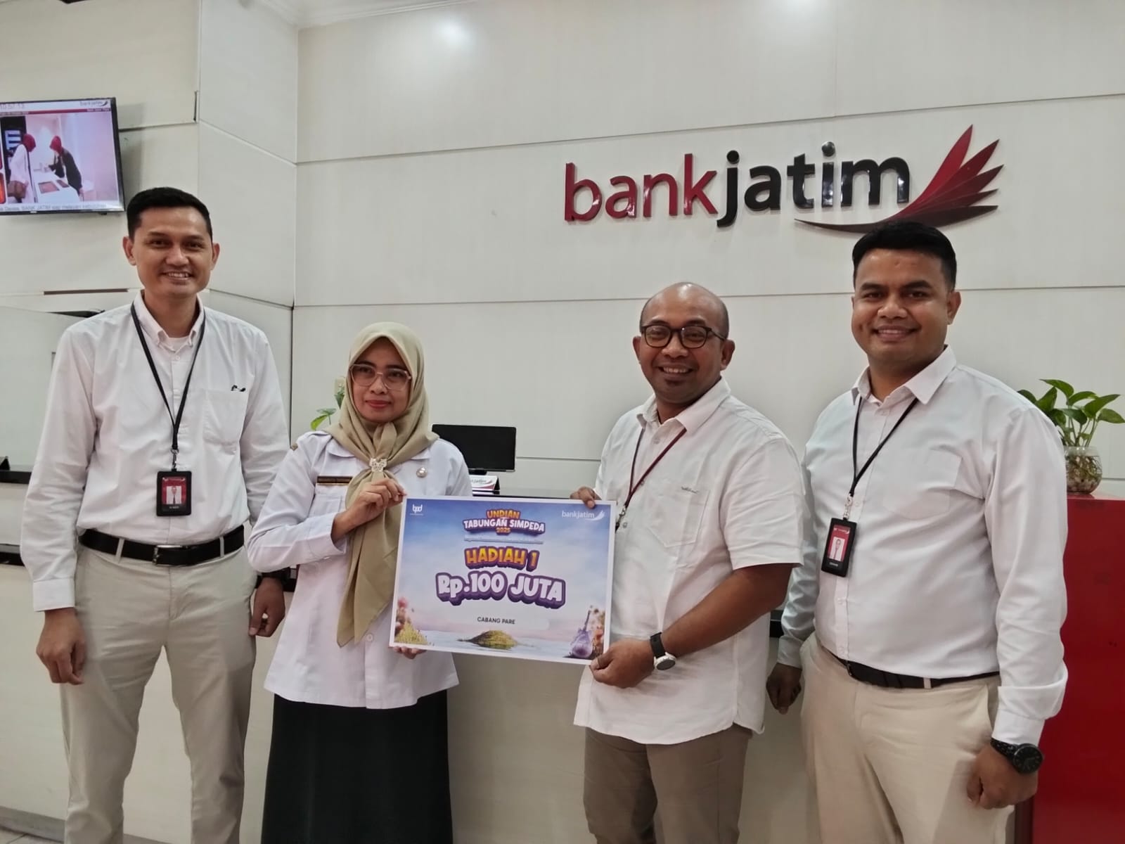 Nasabah Bank Jatim Pare mendapatkan hadiah senilai Rp 100 juta dan ditabungkan kembali.