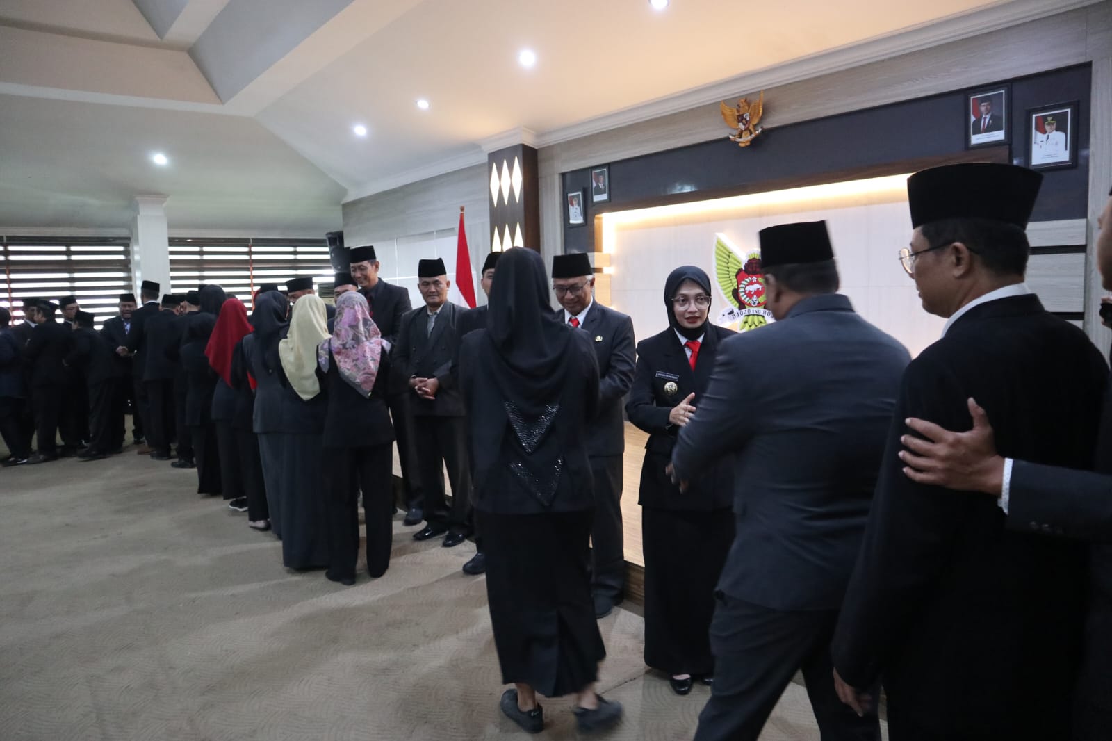 Wali Kota Vinanda menyalami pejabat yang baru dilantik.