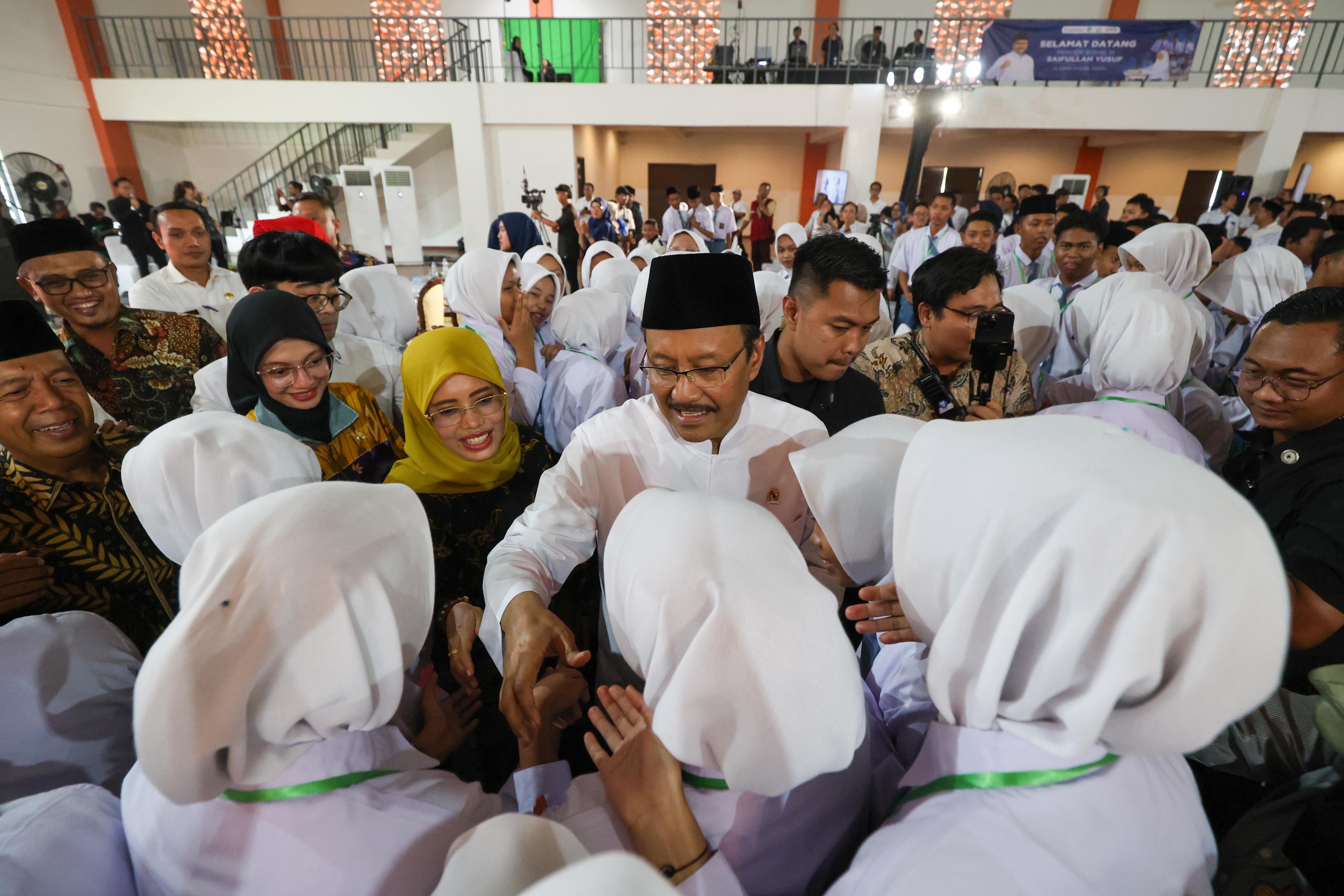 Mensos RI Gus Ipul saat mengunjungi SRMA 24 Kediri.