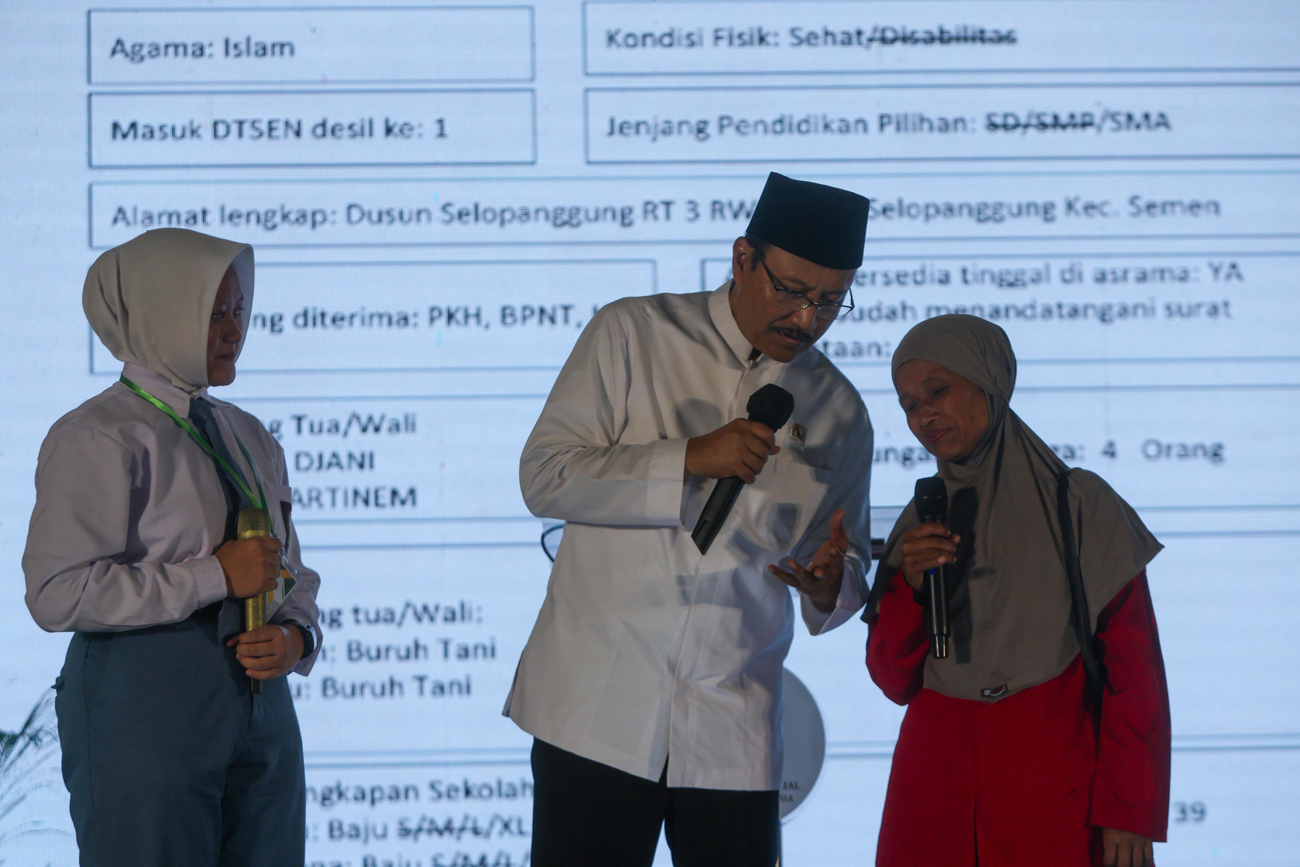 Mensos RI Gus Ipul saat mengunjungi SRMA 24 Kediri.