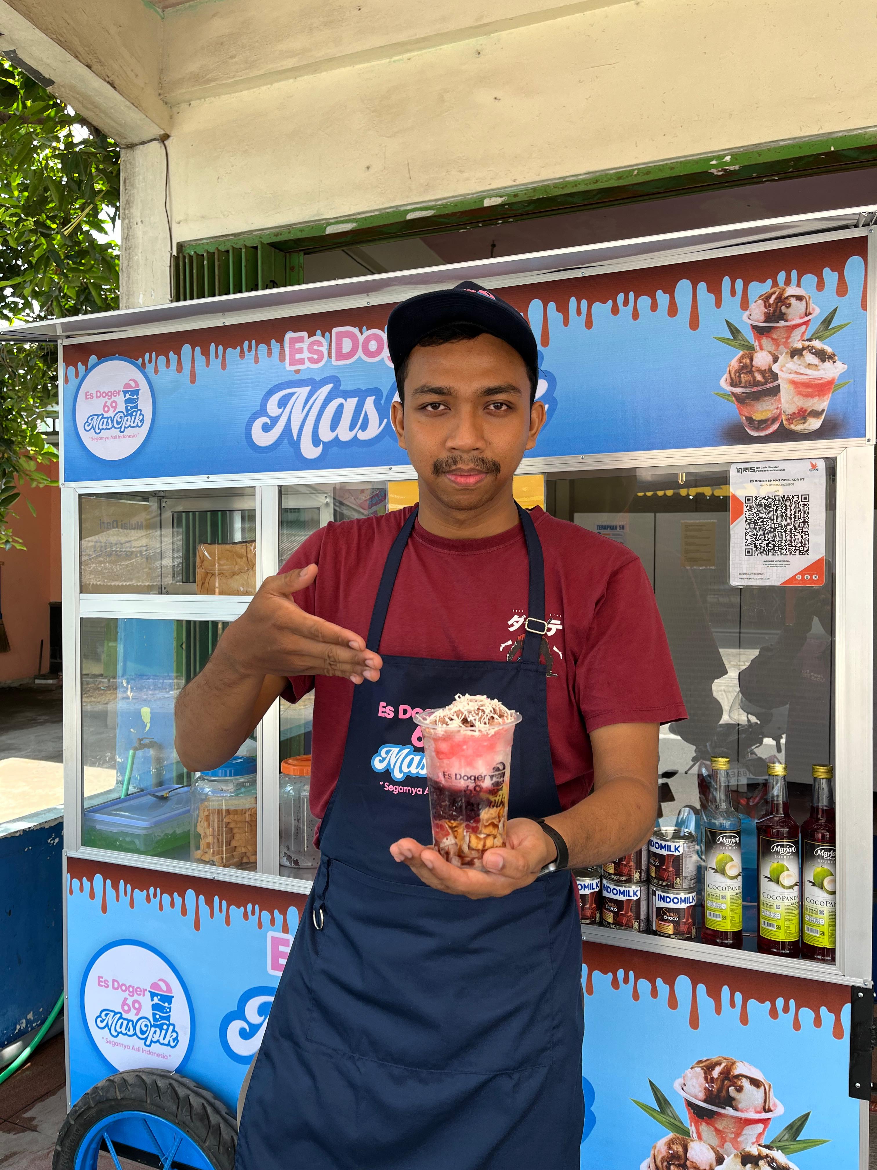Taufik Hafirlana dan Es Doger 69 miliknya.