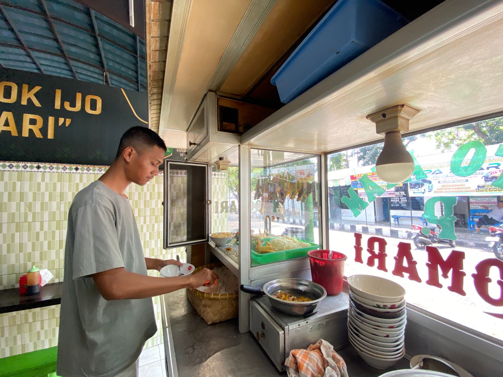 SEPI: Penjual soto di Terminal Tamanan sedang menyiapkan nasi untuk disajika ke pelanggan.