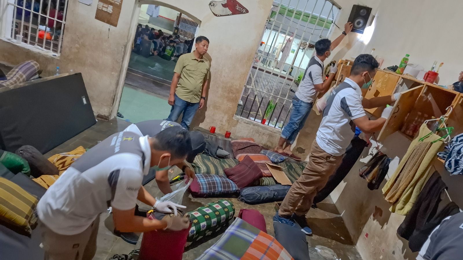 Petugas gabungan melakukan razia di Lapas Kelas IIA Kediri.