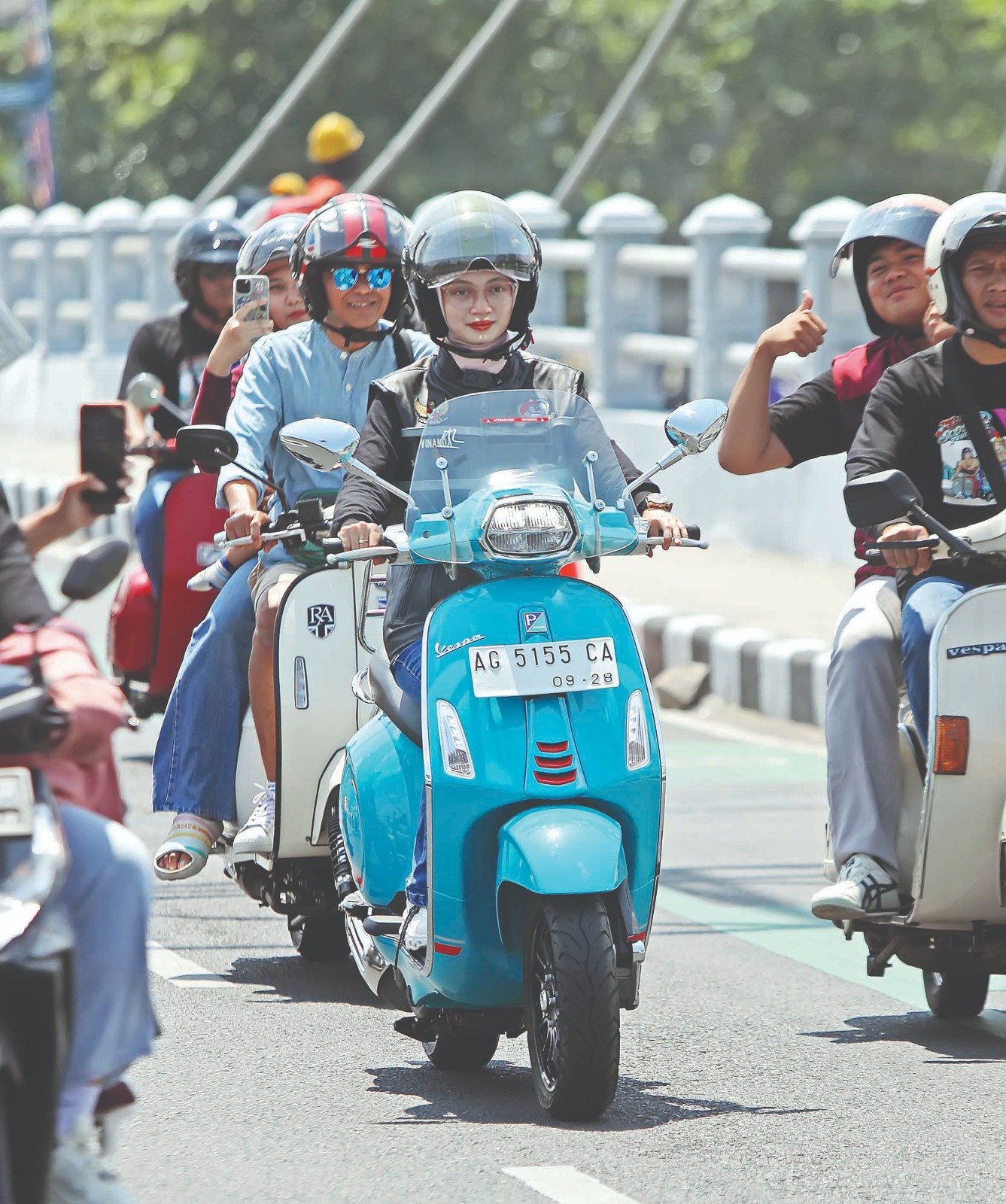 Wali Kota Kediri Vinanda Prameswati (skuter biru) mengikuti konvoi skuter, Sabtu (11/10)