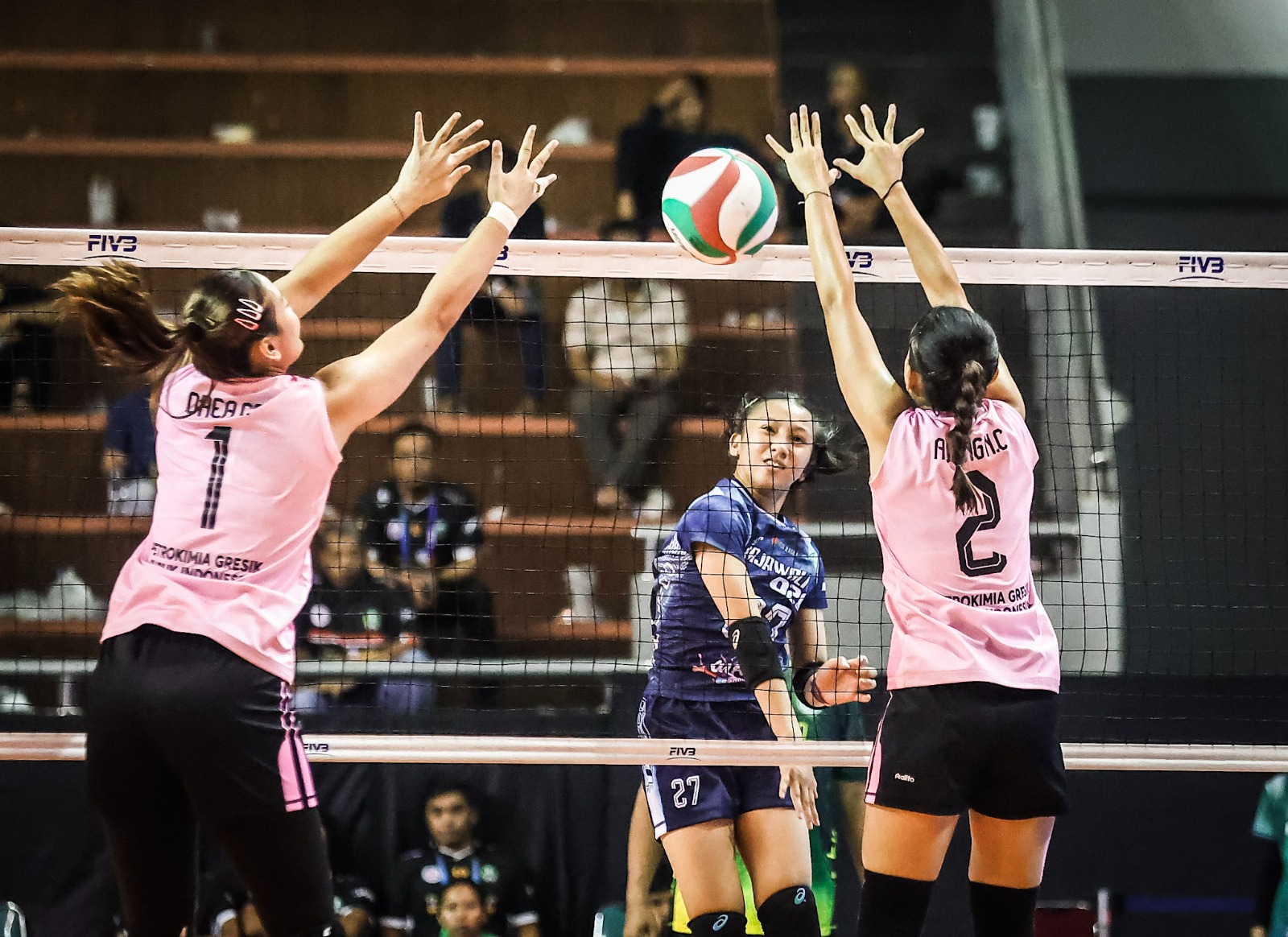 Hasil ini pun membuat Petrokimia Gresik Pupuk Indonesia menduduki puncak klasemen sementara sekaligus modal berharga menuju Grand Final.