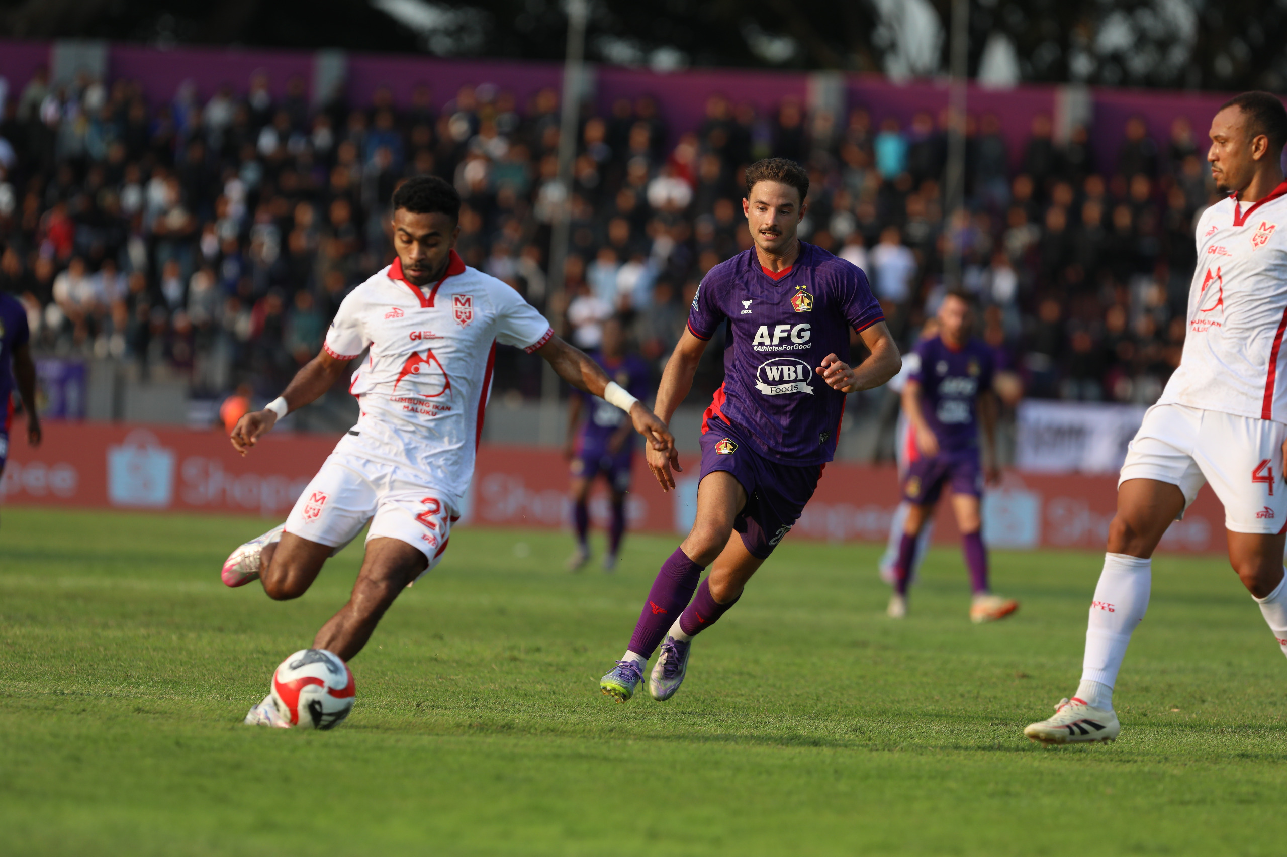 ADAPTIF: Jose Enrique saat di lapangan hijau.
