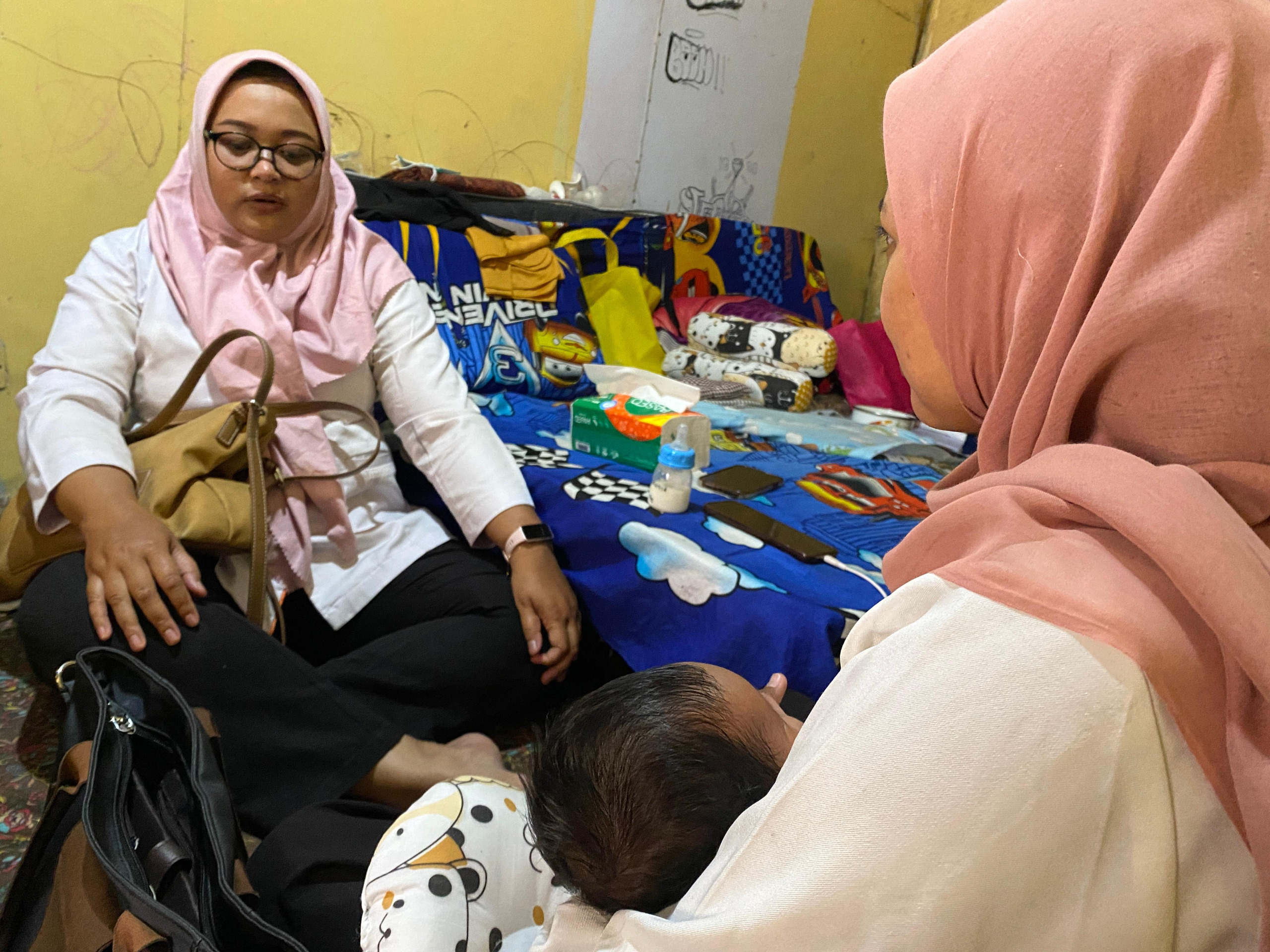 NASIB MALANG: Balita yang jadi korban pemerkosaan saat digendong pendamping.