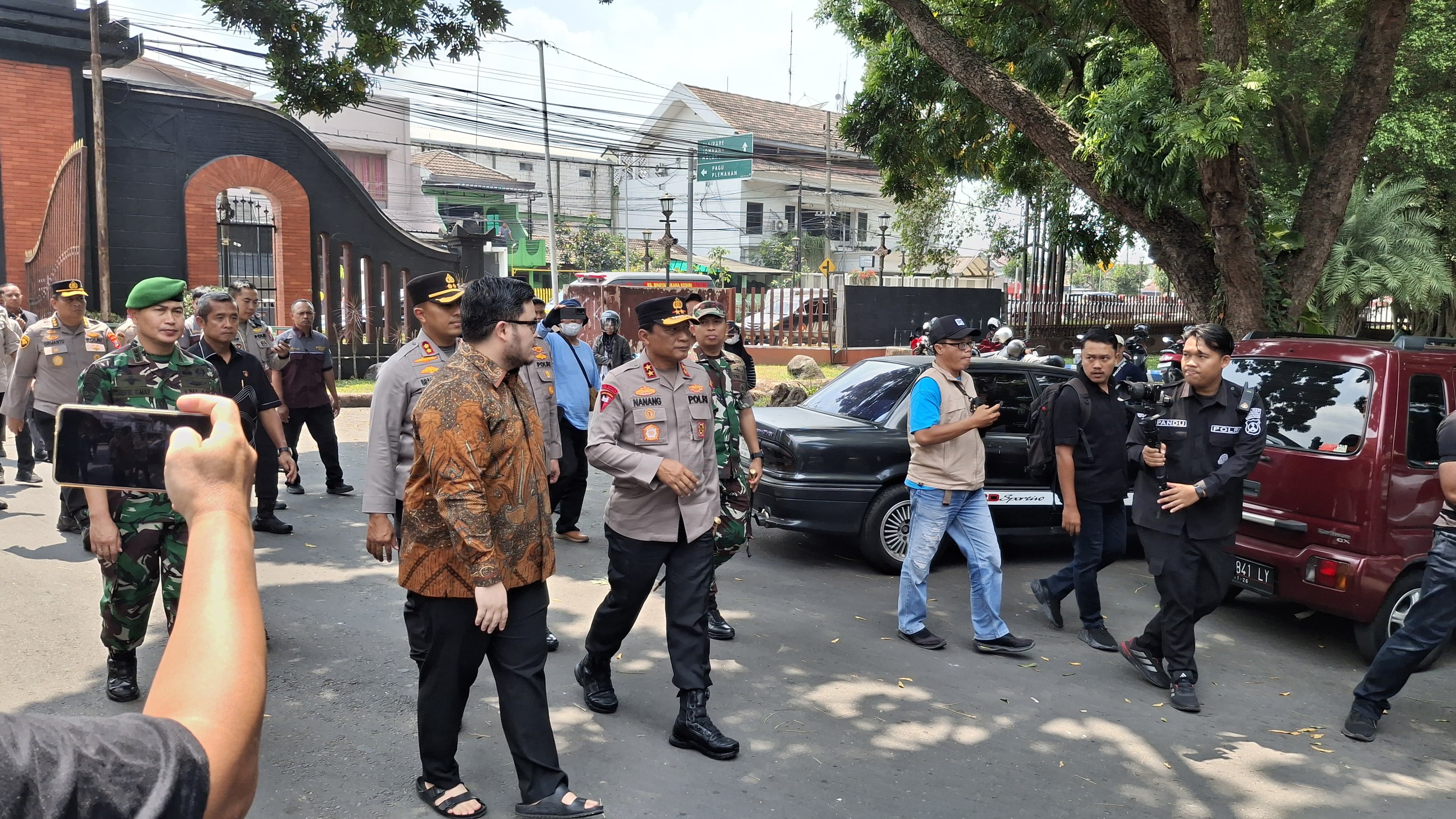 SINERGI: Kunjungan Polda Jatim usai terjadi inside kerusuhan di gedung dewan dan kantor Bupati Kediri.
