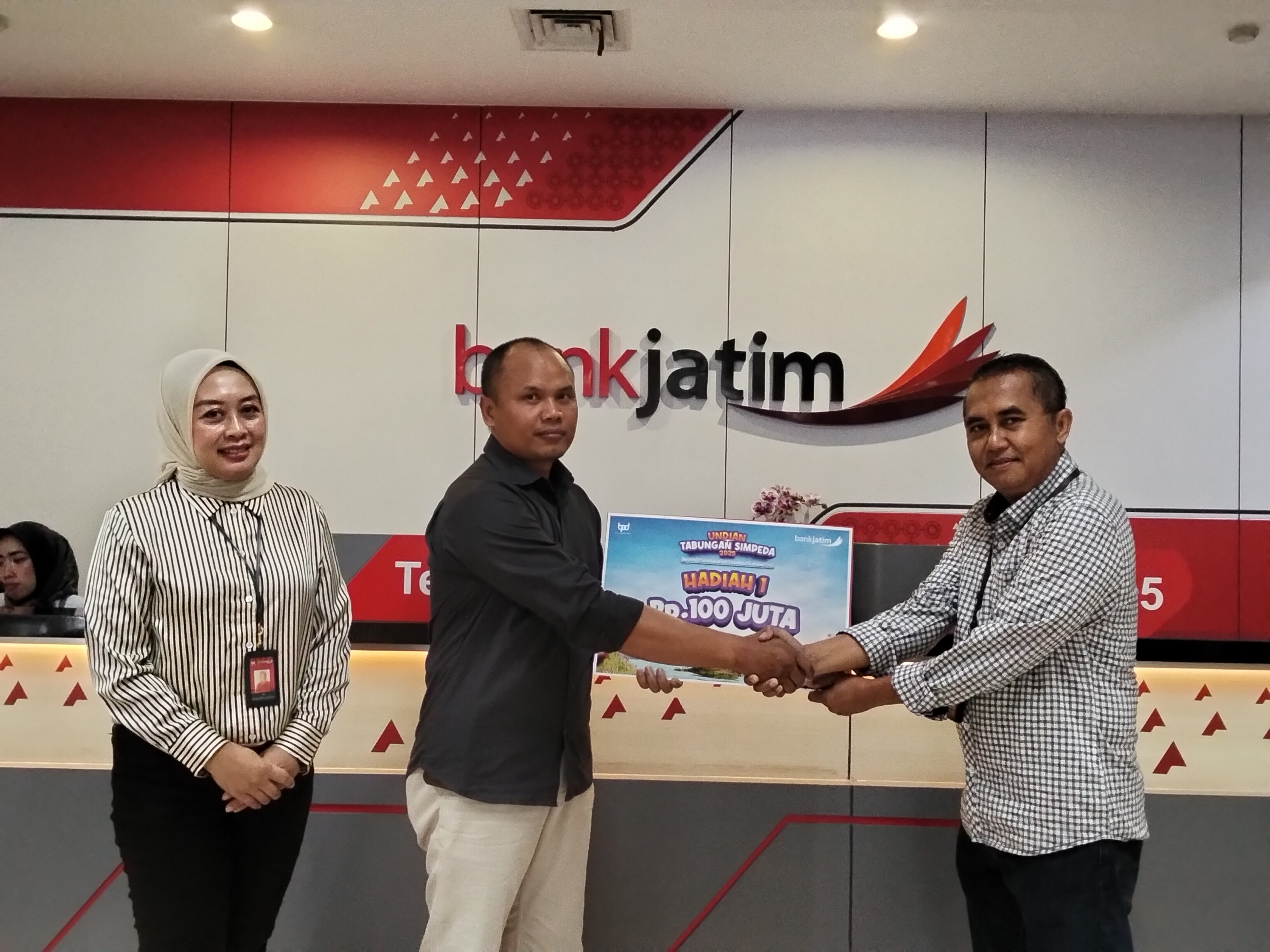 Sukarji nasabah beruntung mendapatkan hadiah tabungan simpeda Rp 100 Juta disimpan lagi di Bank Jatim Kediri karena aman.