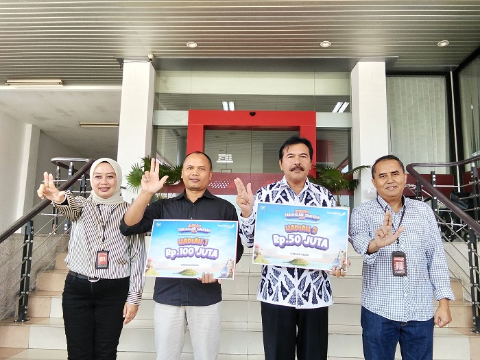 Pimcab Bank Jatim Kediri Slamet Masduki (kanan) bersama dua nasabah beruntung mendapatkan hadiah tabungan simpeda, pada Jumat (10/10).