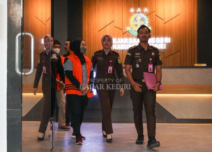 Jaksa menggelandang tersangka kasus dugaan korupsi kredit fiktif BRI Turus Kediri.