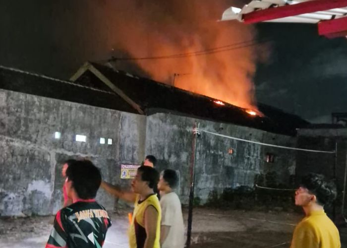 MEMBARA: Api melahap dapur milik korban.