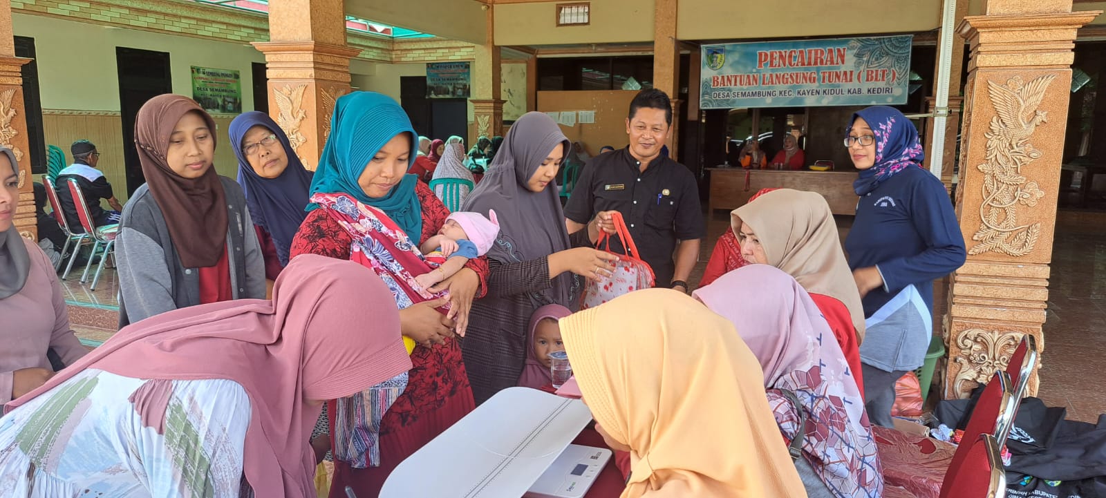 Warga desa ikuti program posyandu ILP di Balai Desa (Diana Yunita Sari)