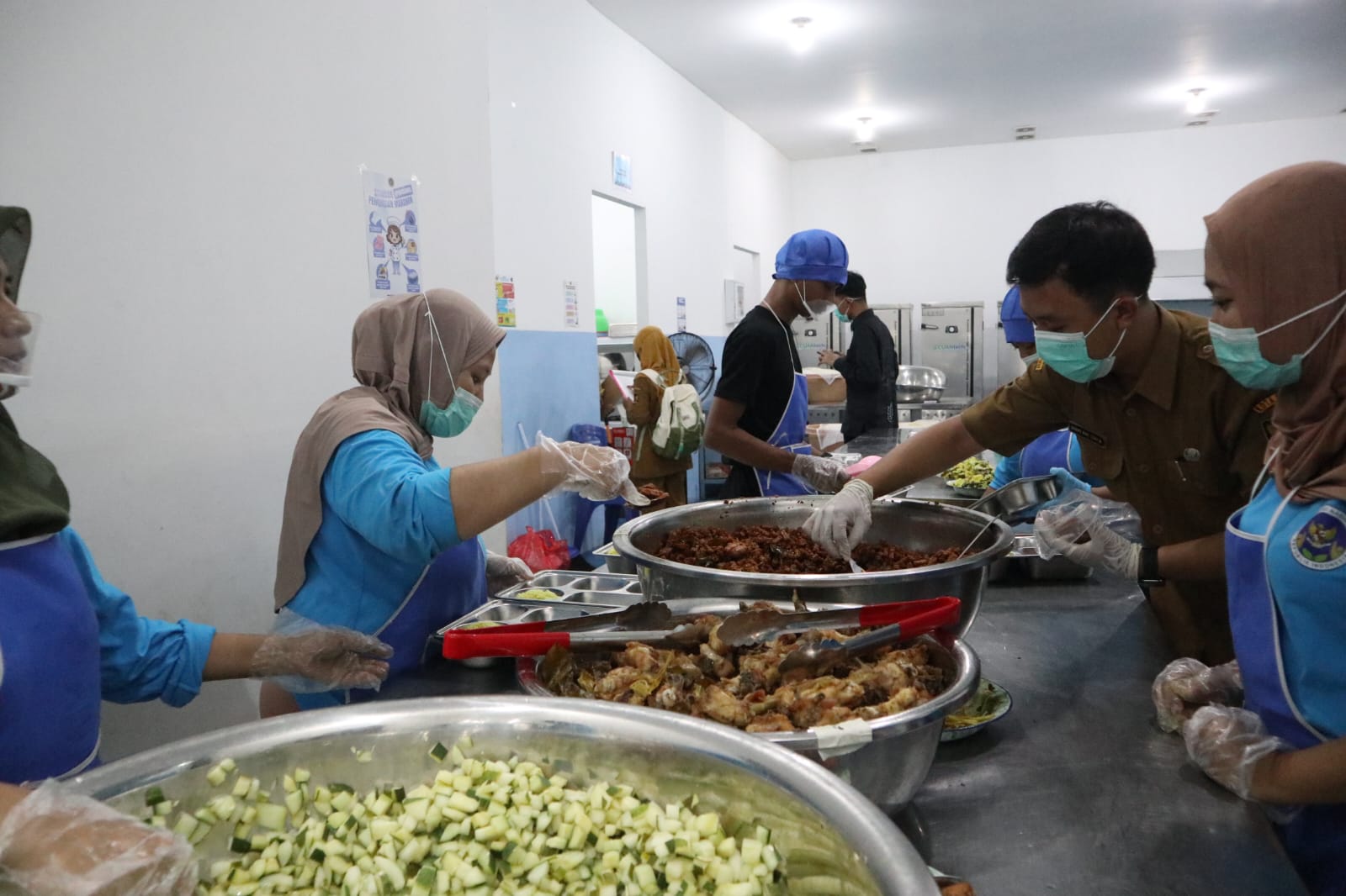 MASAK BESAR: Aktivitas di salah satu dapur yang menyediakan MBG di Kota Kediri.